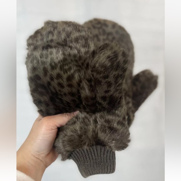 New NWOT Abercrombie & Fitch Women's Brown Faux Fur Mittens Gloves Cheetah - Picture 5 of 6